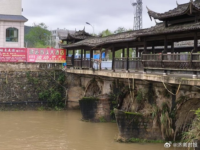 【#当地回应一车辆坠河致5人死亡#：事故现场已封闭，还在调查】#福建一车辆发生
