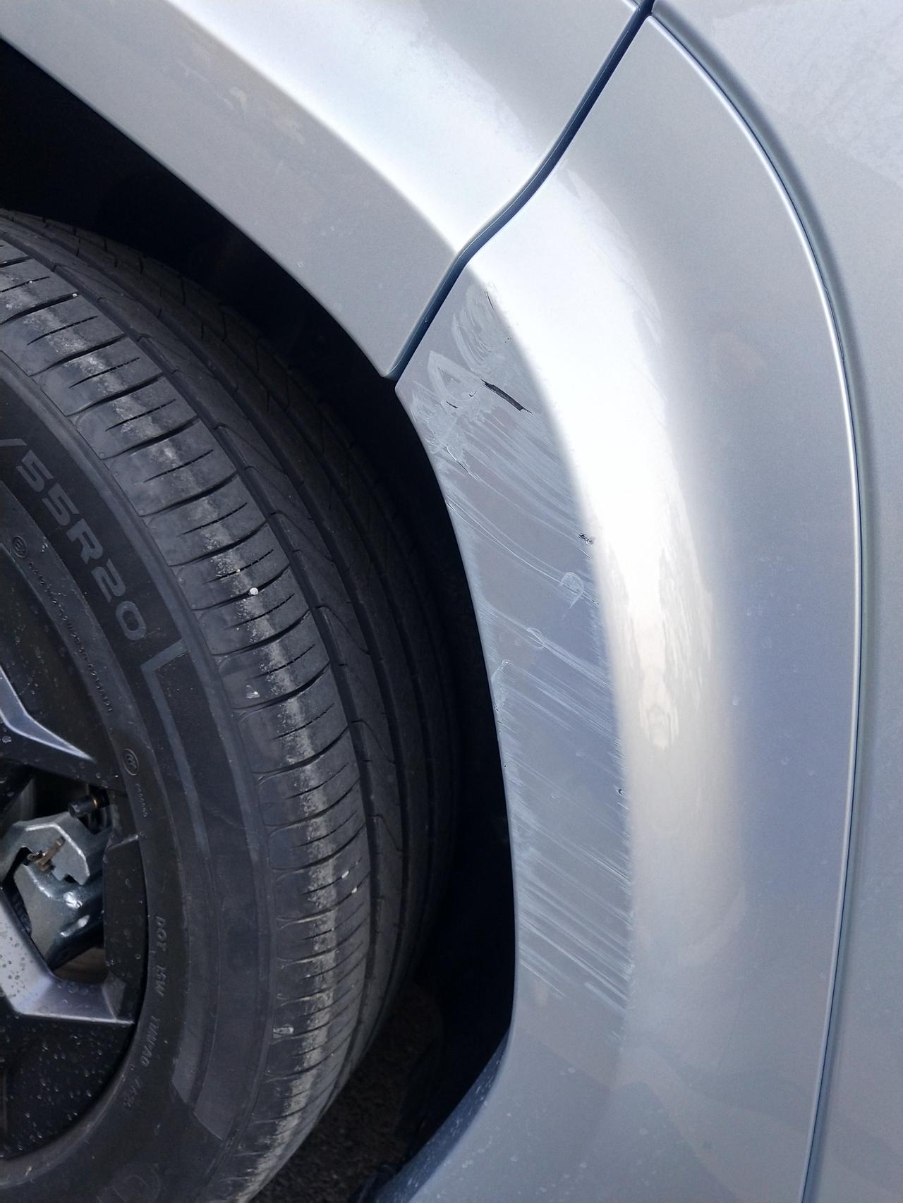 刚买的新车被刮蹭了，别说多心疼了。前几天老公买了一辆新车，刚提回来有几天，他