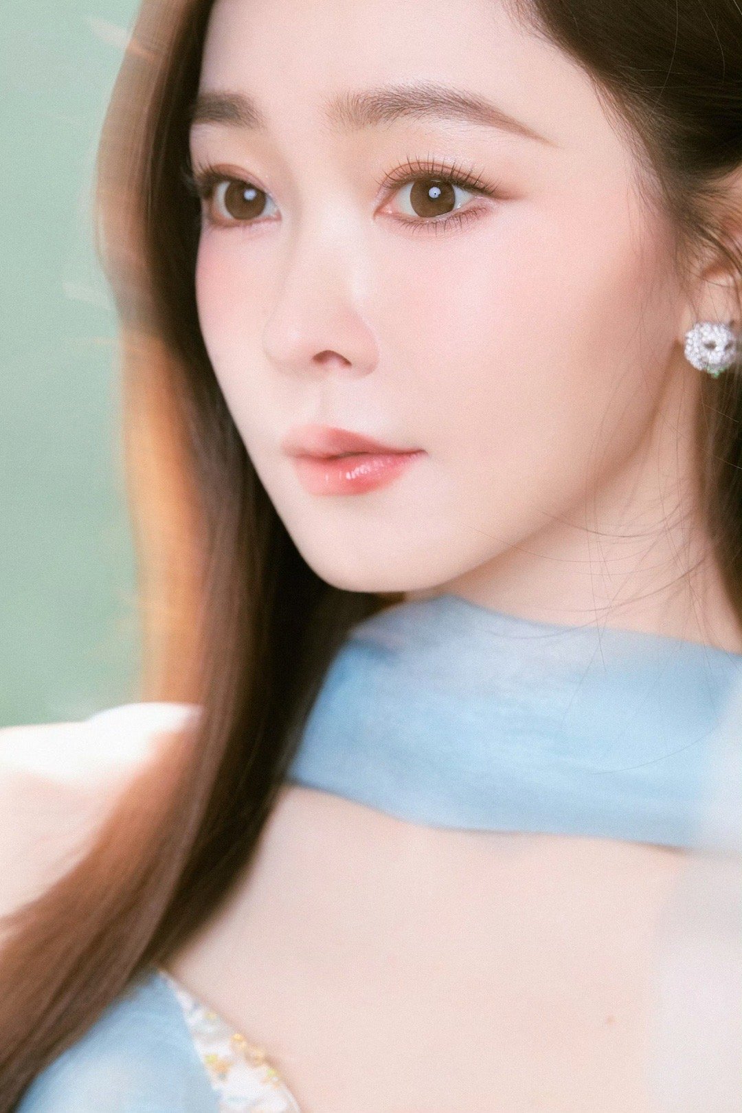 宋轶美的像百灵鸟这是什么仙子穿搭！浅色系搭配清爽飘逸，宋轶往那一站，真像只灵动