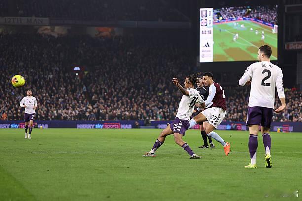 阿斯顿维拉vs曼联眼看就要出边线的球，生生被身体条件太好的罗杰斯给救回来了，他