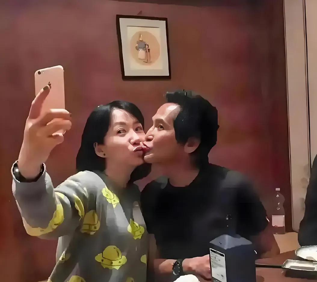 美丽的王祖贤如果看到这张照片，会不会内心掀起一丝丝波澜！早年，齐秦和妻子孙丽雅共