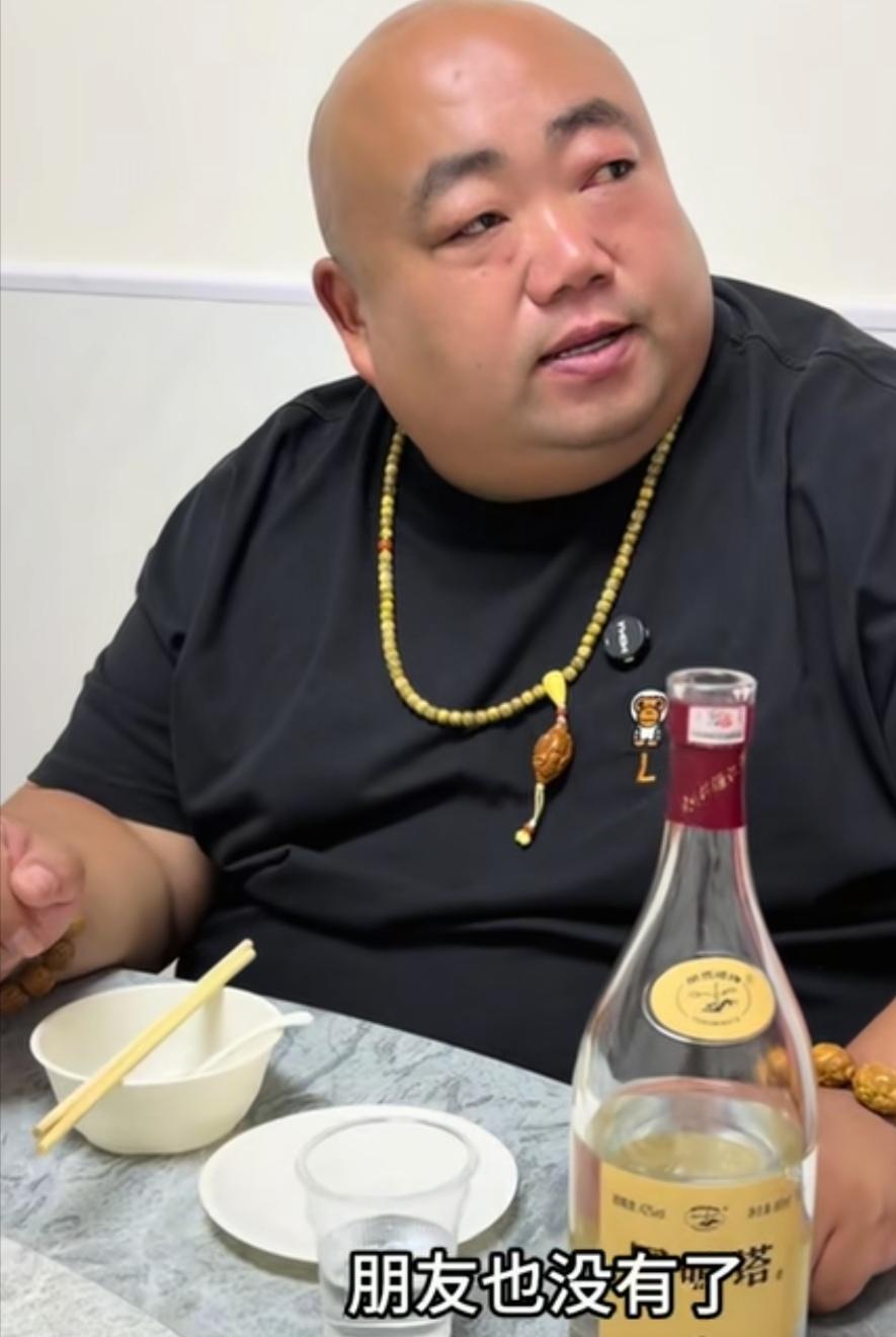男子一个人点了一桌子菜，服务员忍不住问：大哥，你一个人点那么多菜，能吃完吗？大哥