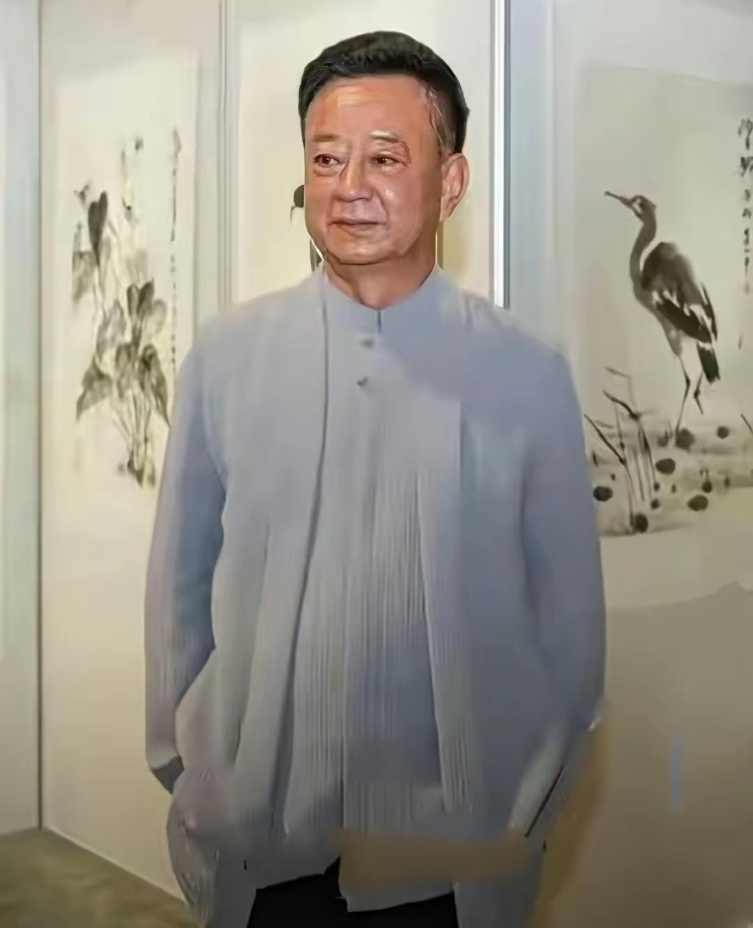真的没想到，眼前这位就是著名前央视金牌主持人朱军！这张图片是朱军在澳门现身画展