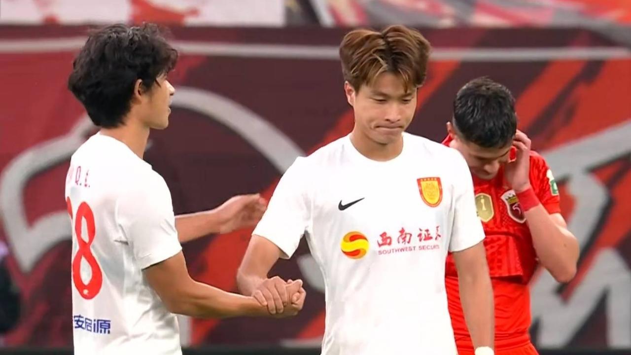 中超一夜爆冷，卫冕冠军轰然倒下！重庆铜梁龙2-1上海海港，四连胜，仅落后榜首两