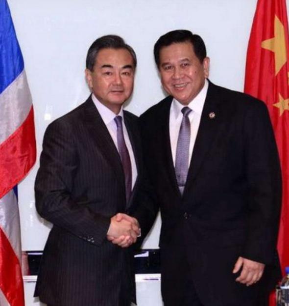 不到24小时，泰国就变脸了！ 7月24日，中国好心表示愿意当和事佬，帮忙调解