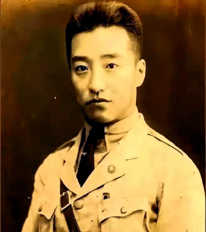 26岁的冯庸出身奉系冯德麟，坐拥六千万家产，官至东北军空军少将。旁人都以为他会坐