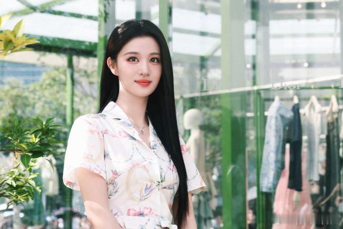 王楚然差点摔倒那一下王楚然被绊那一下神图有了🤍简单清新碎花长裙搭配黑长直，出行