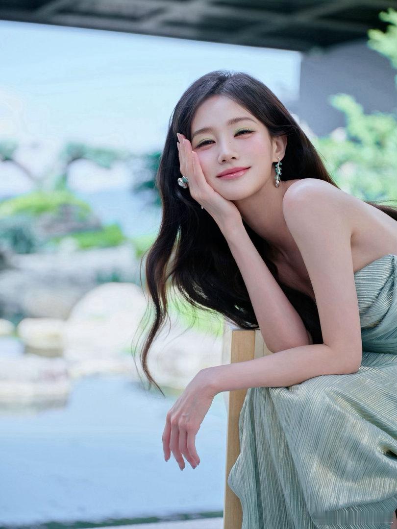 李一桐波浪卷发、李一桐蓝色人鱼蓬松柔美的波浪卷发，搭配流光蓝色人鱼裙，李一桐一颦