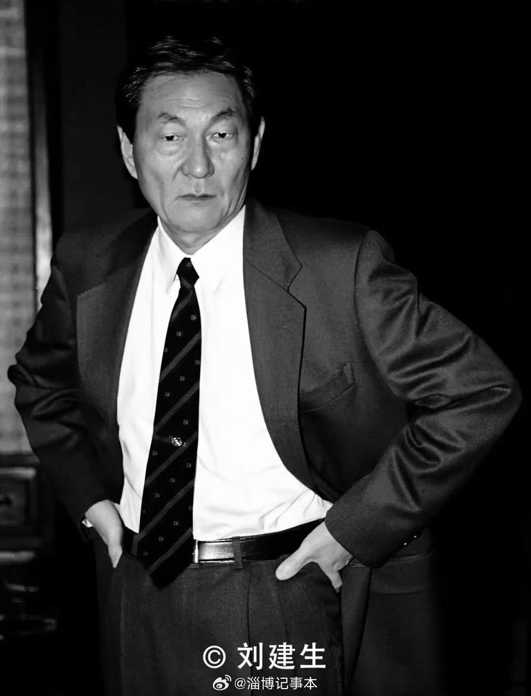 这是新华社刘建生老师给朱总理拍的一张照片。如今，摄影师与被拍摄者，都已过世。他们