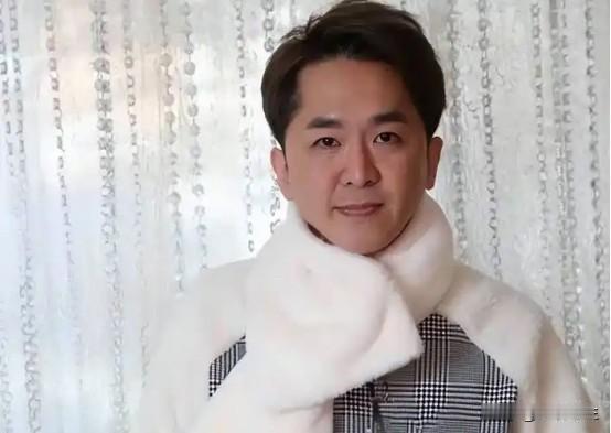 香港最“怂”富二代邓兆尊：守15亿遗产躺吃27年，利息滚到17亿，三女友同住超和