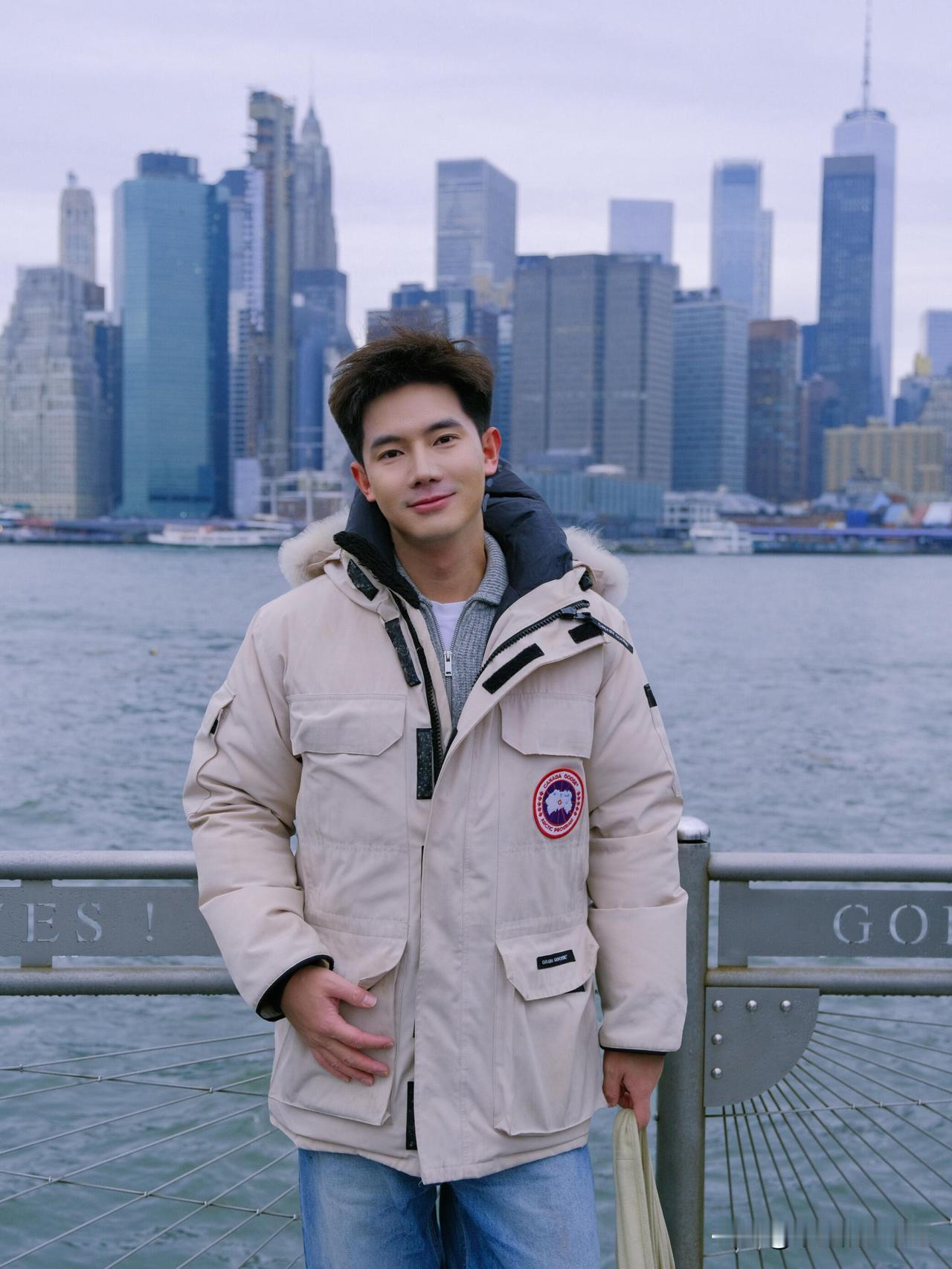 1月18日，综艺《令人心动的offer2》实习生王骁更新纽约度假plog。他发了