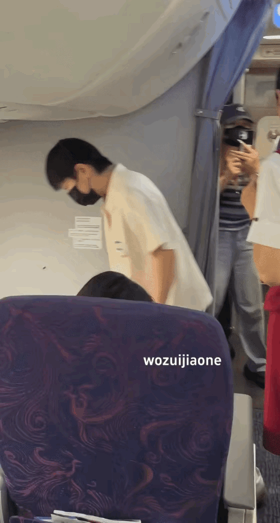 哇哦，好羡慕可以坐在莎莎旁边的小姐姐啊。什么都不想，只要默默地看看莎莎就行了，