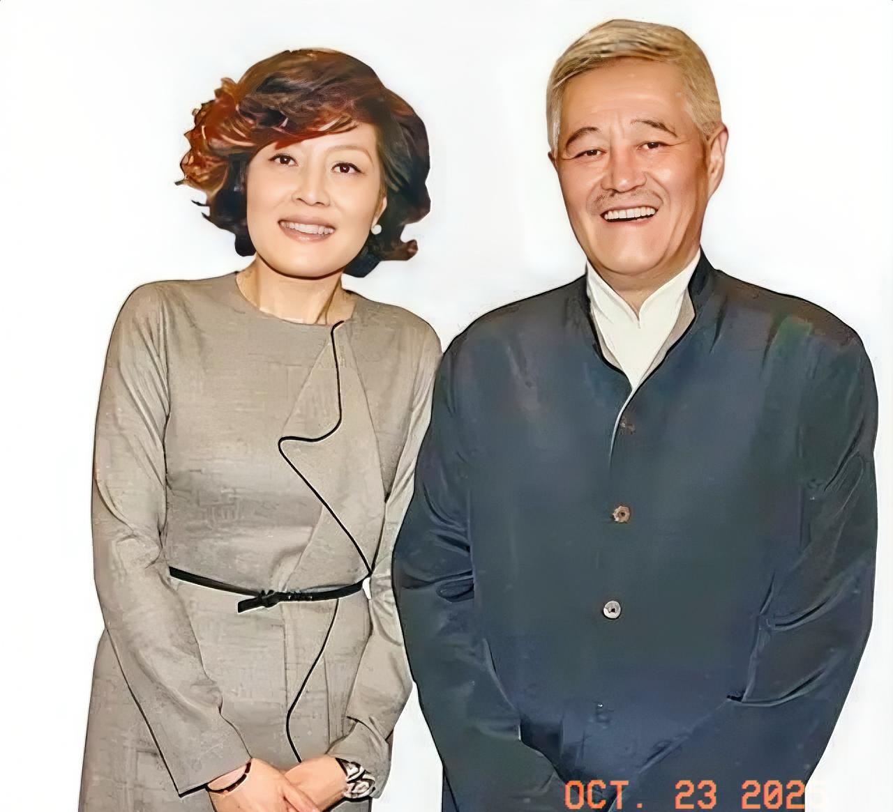 两位春晚的常客，这是在春晚结束之后，哈文与赵本山在一起的友情合影。
