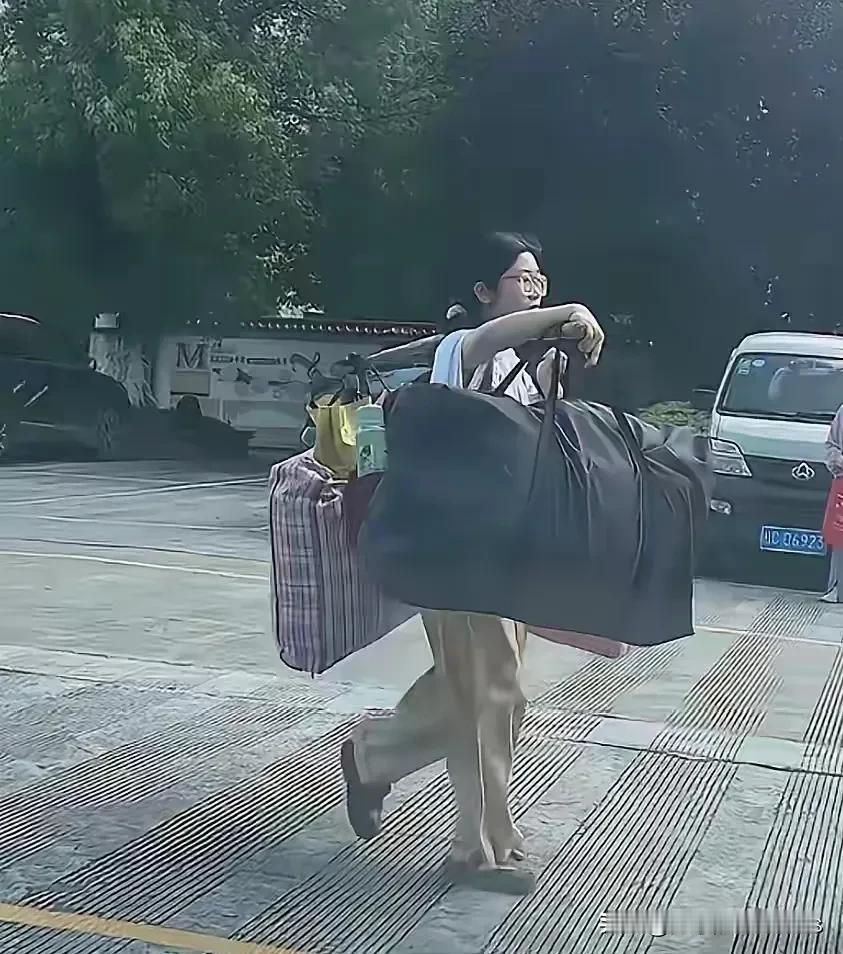 人民日报点赞了！高考结束后，一位刚刚结束高考的女孩子，独自一人用扁担挑着行李回家