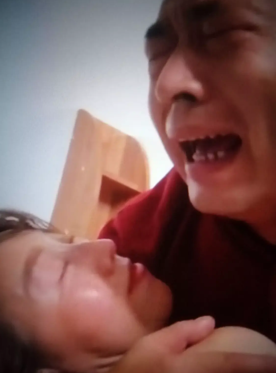 泪涌，妻子得绝症晚期，自己换了一身干净的衣服，然后说给丈跳一支舞，丈夫眼含泪水在