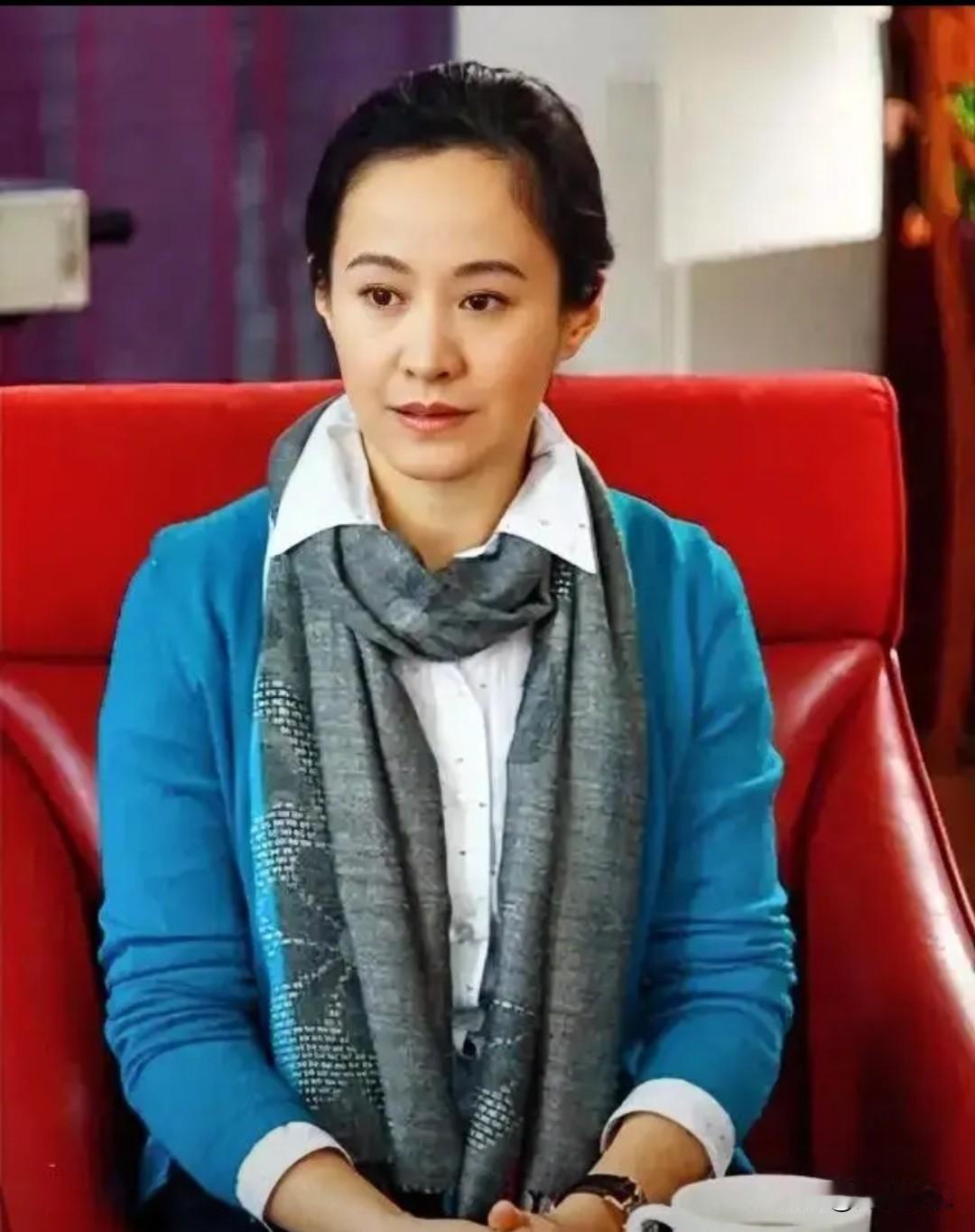 你知道这位女演员是谁吗？她北京人，今年57岁，毕业于上海戏剧学院。她年轻时长得