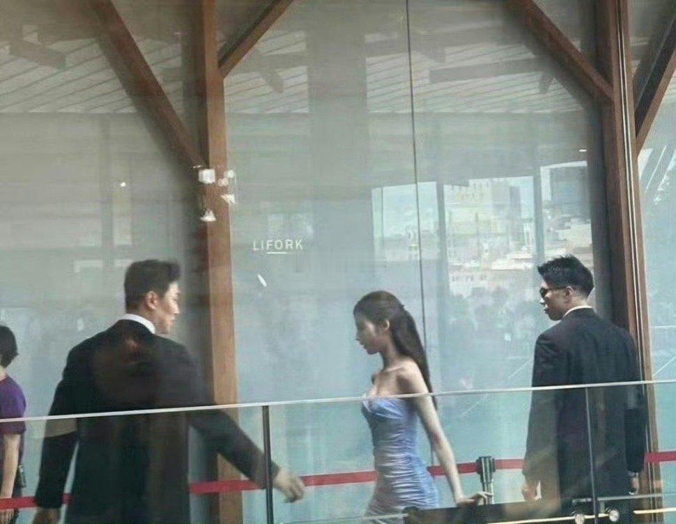 好身材真的就算隔着100米也很美，这太有视觉冲击力了