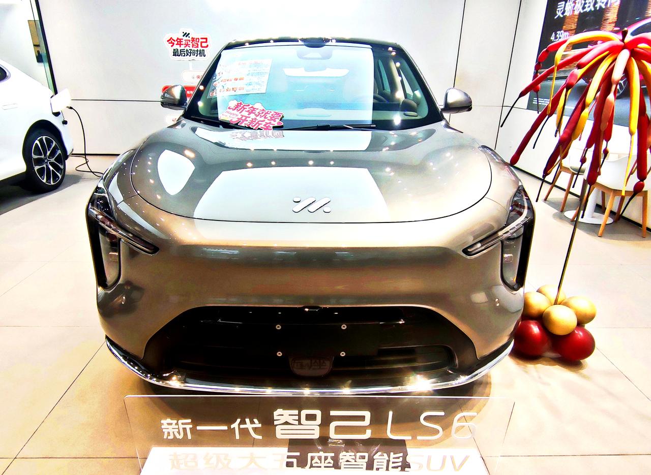 新一代《智己LS6》高阶智驾智己LS6是上汽集团智己汽车，推出的一款大五
