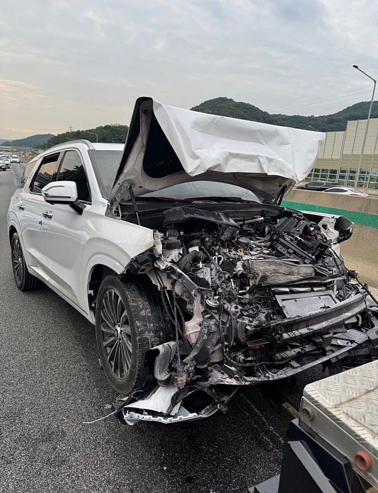 韩国高速公路上，一辆比亚迪海狮07被现代雅科仕追尾。从现场图片不难看出，雅科仕前