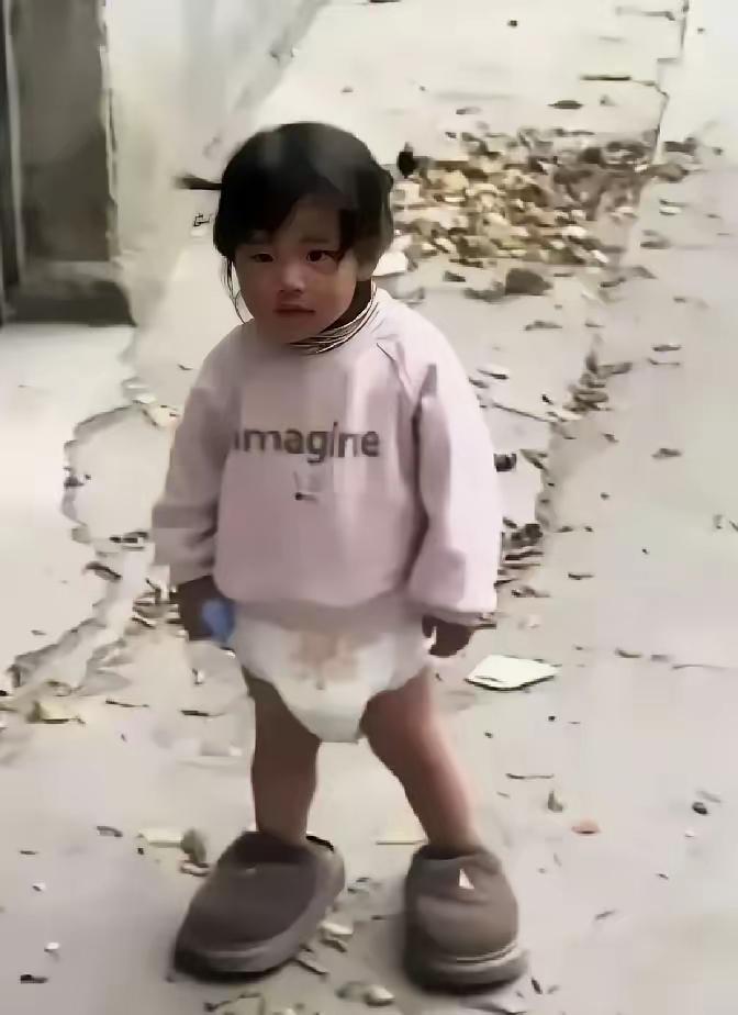 心疼！河南城郊，离婚半年后，女子偷偷去看4岁的女儿，却远远看见孩子穿着尿不湿，上