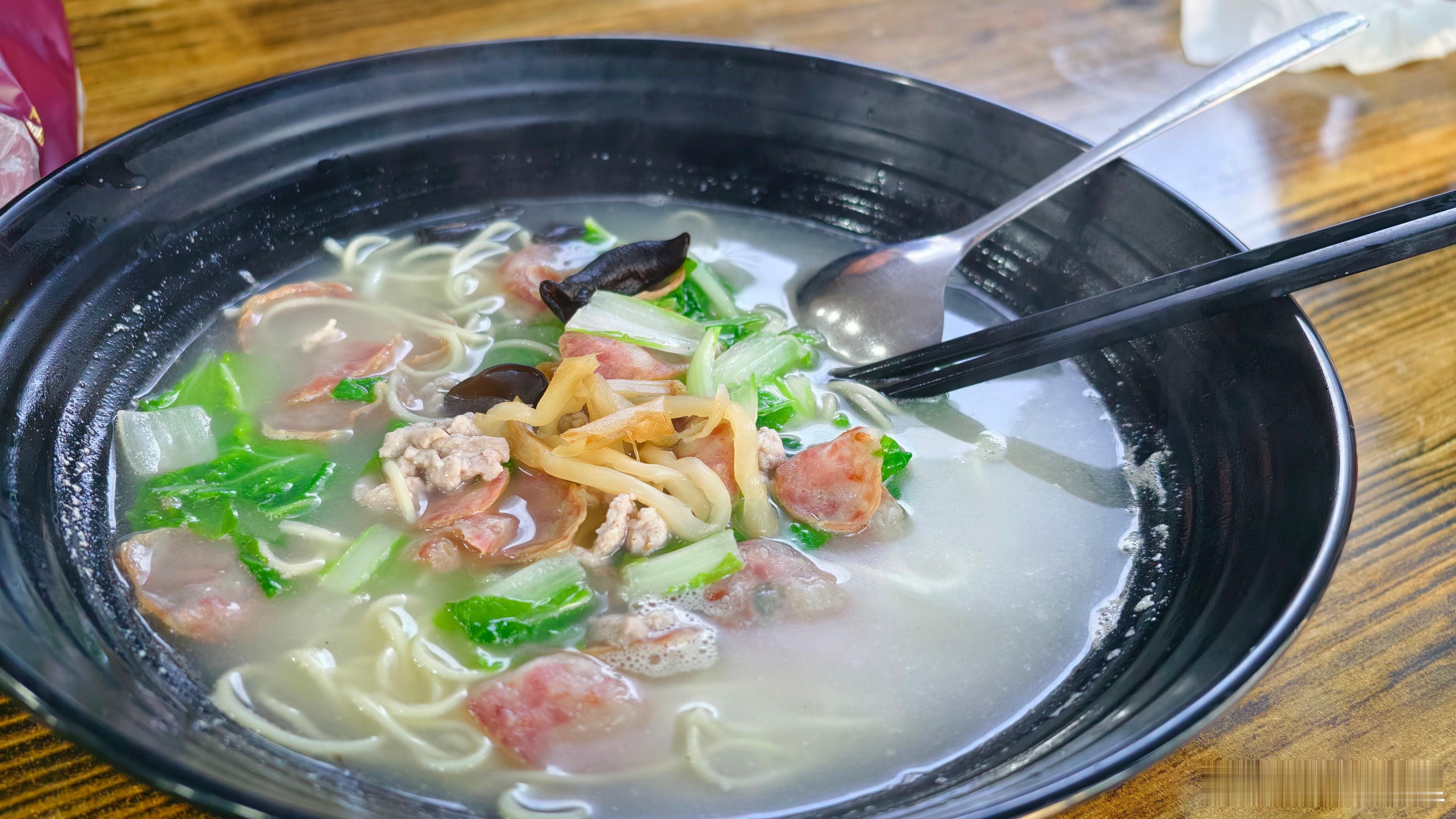 吃面，吃面，南京大碗面肉丝+香肠，这么多年了，还是很喜欢吃这一口，盲猜也会喜欢吃