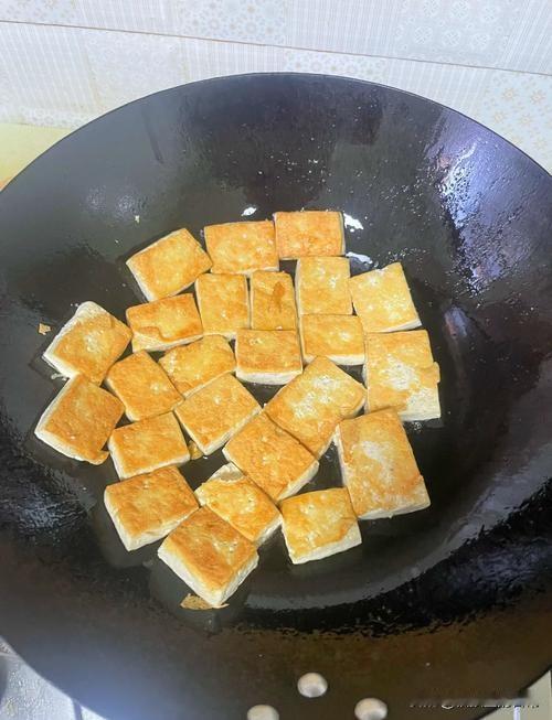 油煎豆腐太好吃了，这是小乖乖说的。今天，我做了白米饭，还有油煎豆腐。把豆