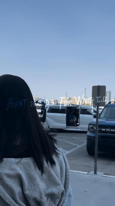 王楚钦抵达赛场，半决赛即将迎战小勒布伦！头头今天乘商务车抵达的赛场，同车抵达的