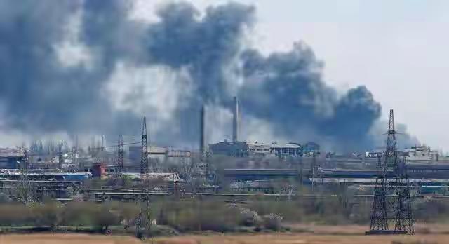 突发消息报道，泽连斯基亲赴“前线”视察，乌军死守红军城，想拖垮俄罗斯怕是有点难。