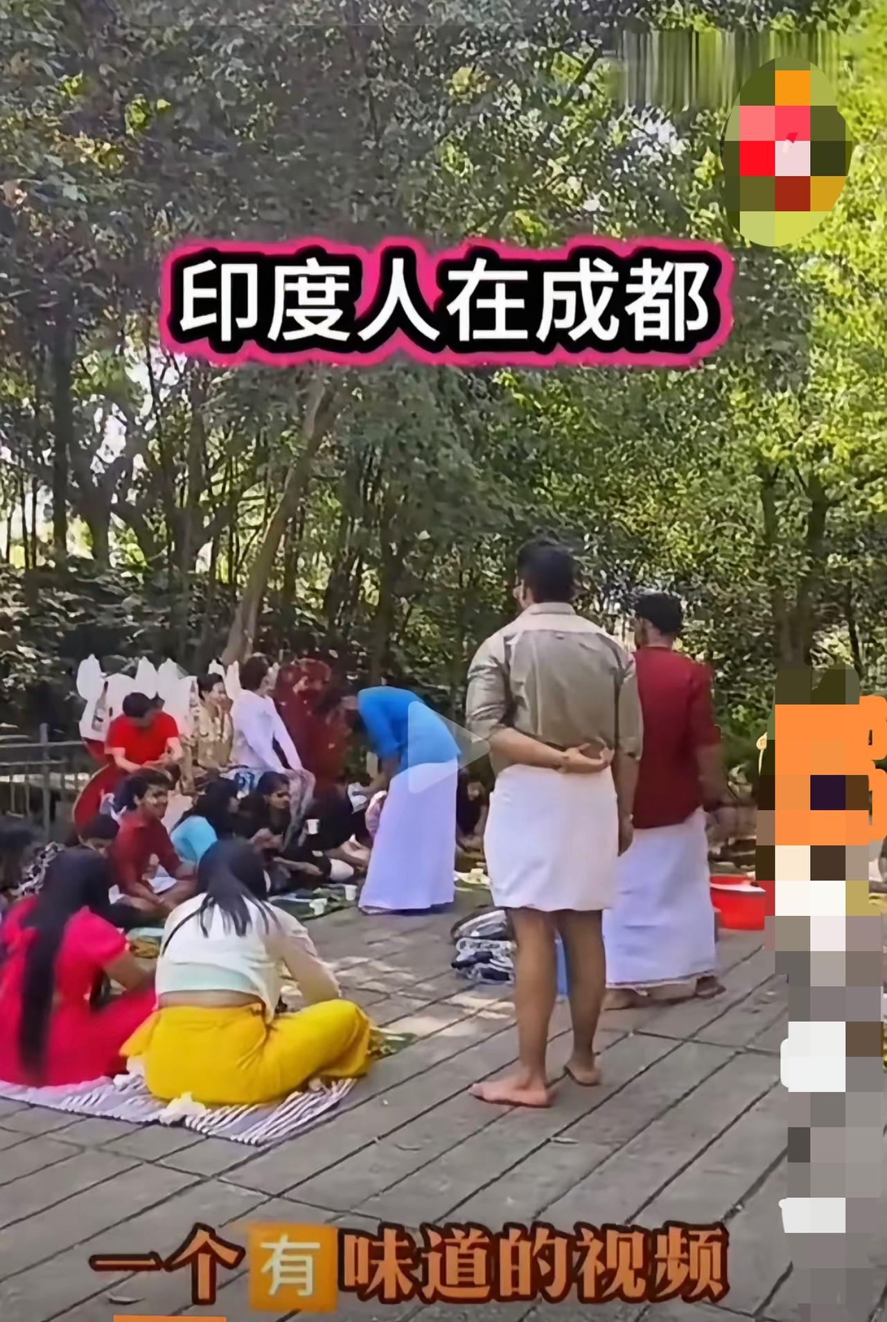 成都公园这一幕太闹心！印度朋友们直接席地而坐聚餐，手抓咖喱饭吃得热闹，可周围