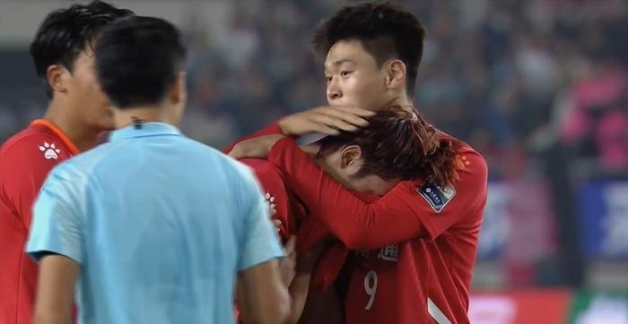 6万人见证点球心碎夜！李贤成失点南通饮恨，最佳球员梦碎2025年11月1日，