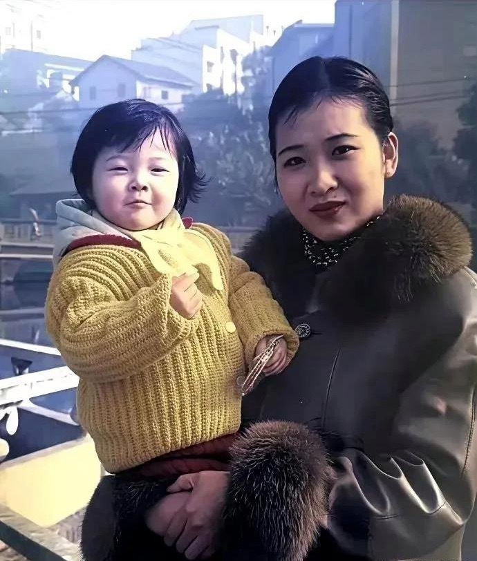 这么看吴燕妮的妈妈挺漂亮，颜值不输娱乐圈女明星，怪不得吴燕妮也好看，原来都是遗传