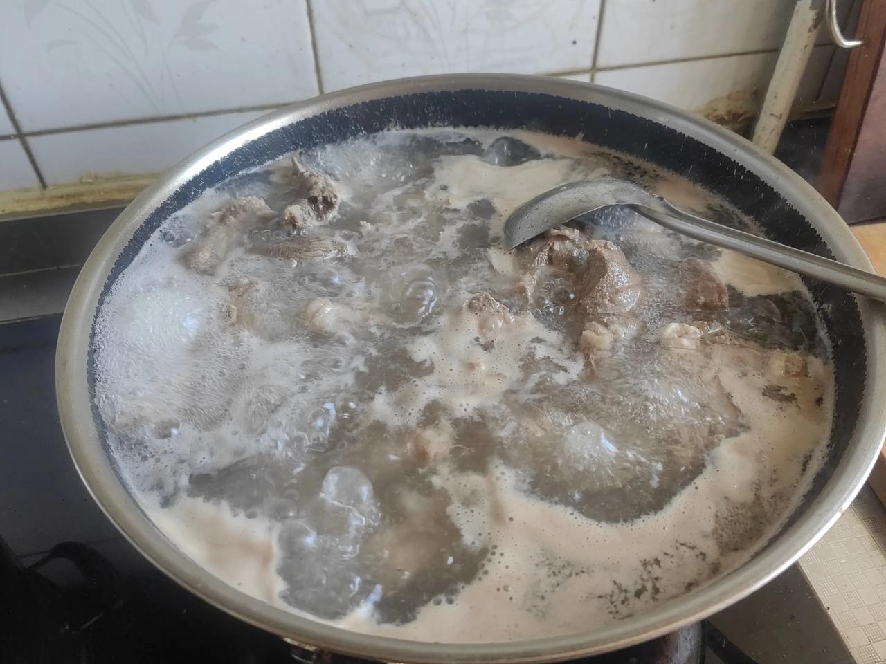 今天中午给孩子们做的土豆、豆角炖排骨，蒸了一锅馒头。每次给排骨焯水的时候，就算