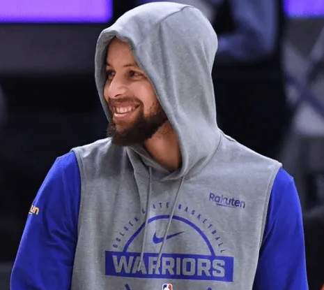 NBA常规赛，勇士137-103大胜国王。本场比赛，勇士队球员斯蒂芬-库里出战