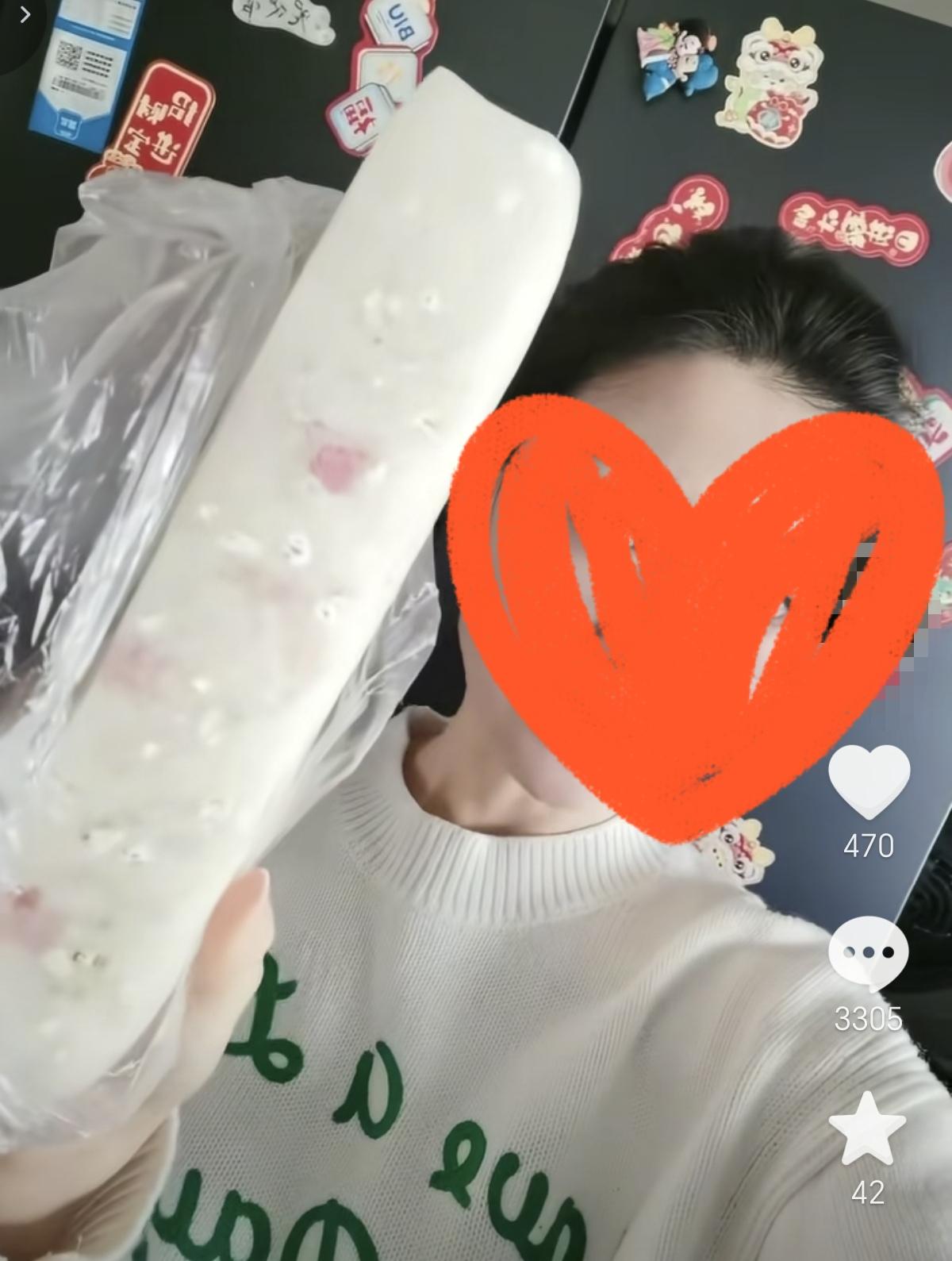 这位博主是浙江媳妇，她问浙江人，这种发霉的年糕，到底能不能吃。因为他公公是浙江人