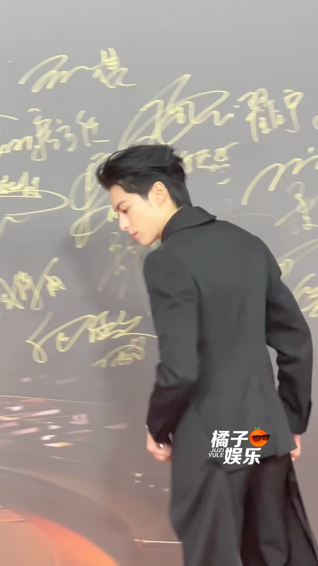 谁懂王鹤棣转过来这一下。。拍完照慢动作跑走哈哈哈哈哈王鹤棣转