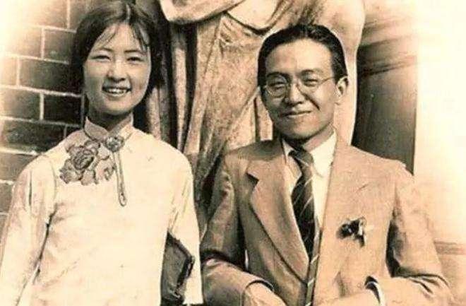 一天晚上，林徽因哭着对丈夫梁思成说："我同时爱上了两个男人，你说该怎么办？"