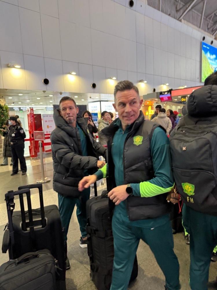 球迷晒照: 原成都蓉城教练汉斯、罗德里戈随北京国安出发冬训