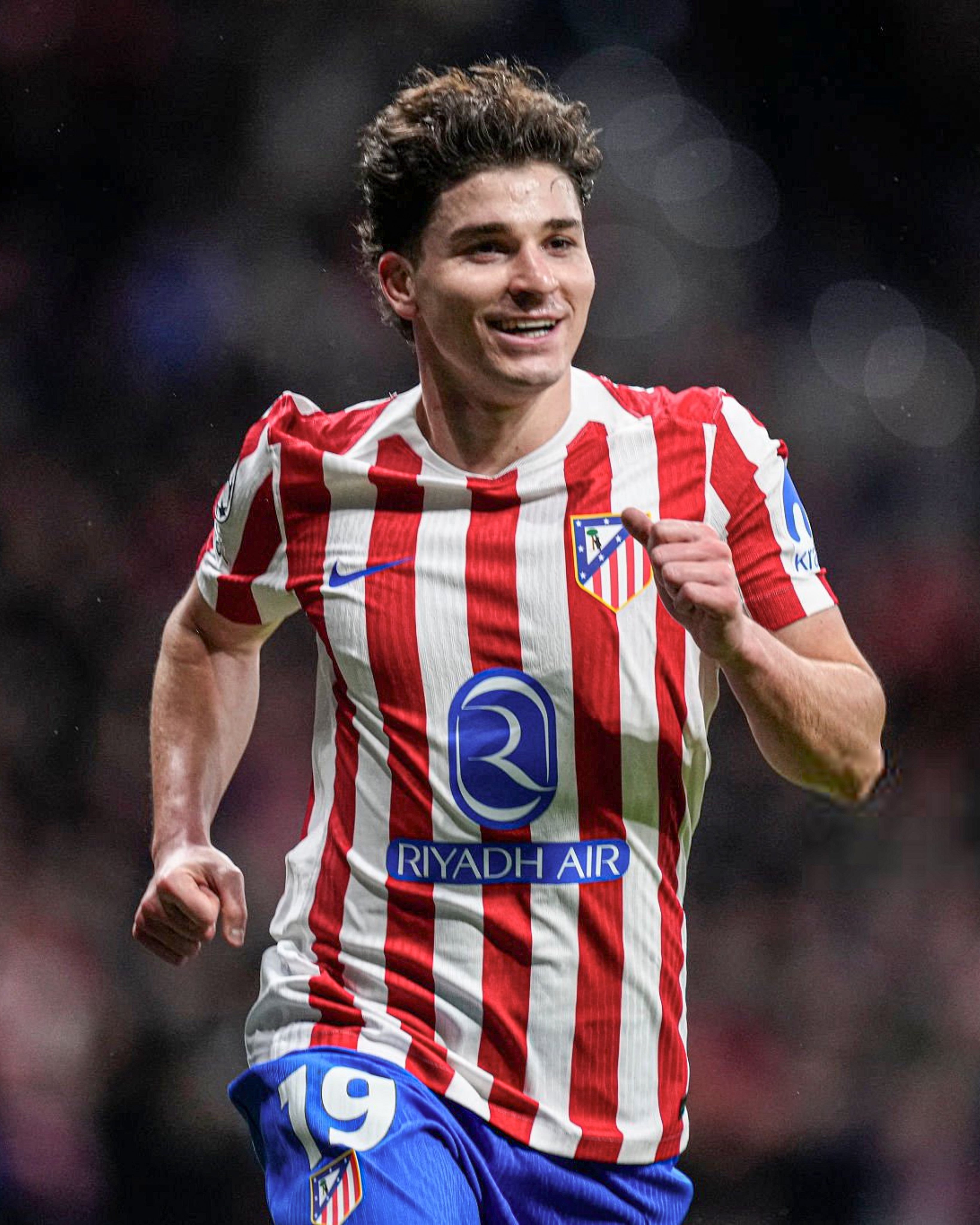 世体：关于9号前锋️🇦🇷，阿尔瓦雷斯是首选——巴塞罗那准备支付最高1亿欧元