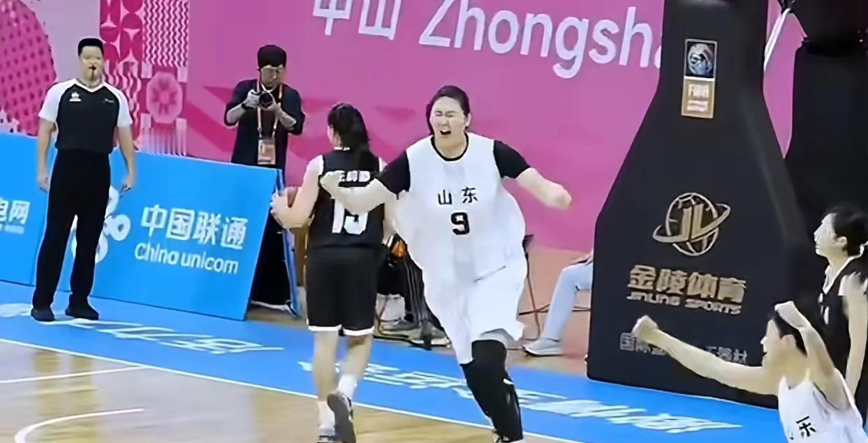 张子宇确实进步了，扣篮就证明了这一点。有人说那不是扣篮，就想问问那不是扣篮是什