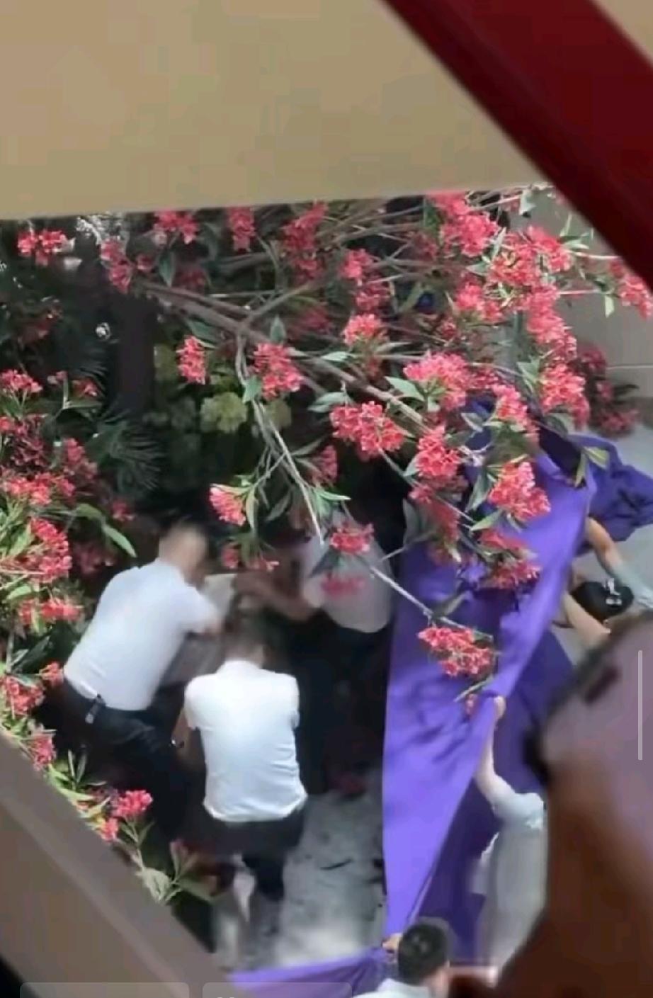 西安这事最玄幻的地方在于：一个商场可以罚商户一千万元，它是执法机关吗，有权利