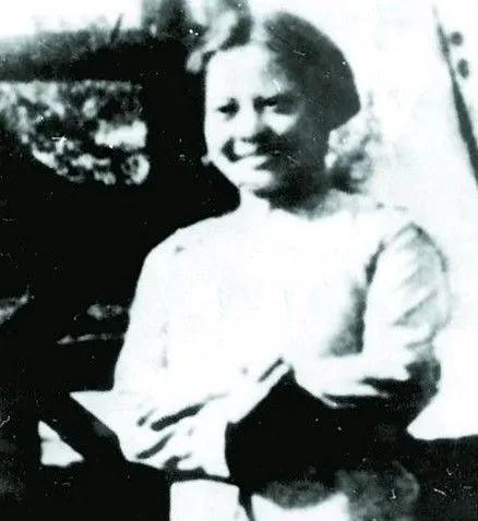 1941年，刘惠馨抱着刚出生不久的女儿走向刑场，路上，敌人从她手中抢过孩子，直接