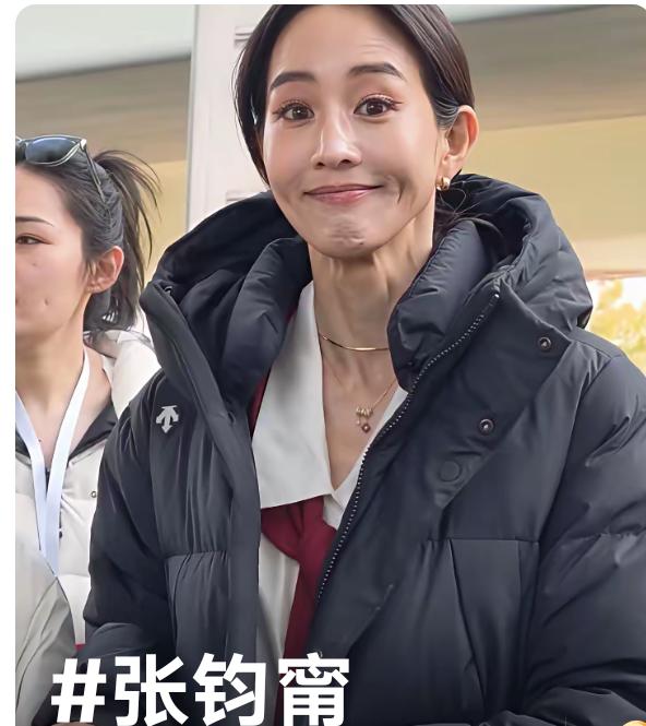 张钧甯在没有滤镜下的她也老了，皮肤松弛，脸色也不红润，笑着时，皱纹明显，尤其劲纹