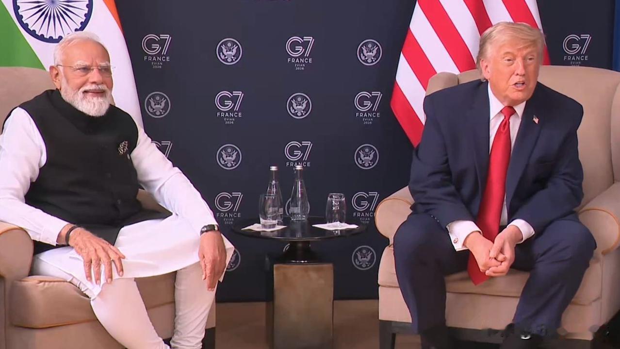下面照片是川普在G7峰会的演讲！这次和以往不同，川普是坐着演讲的，他强调G7之