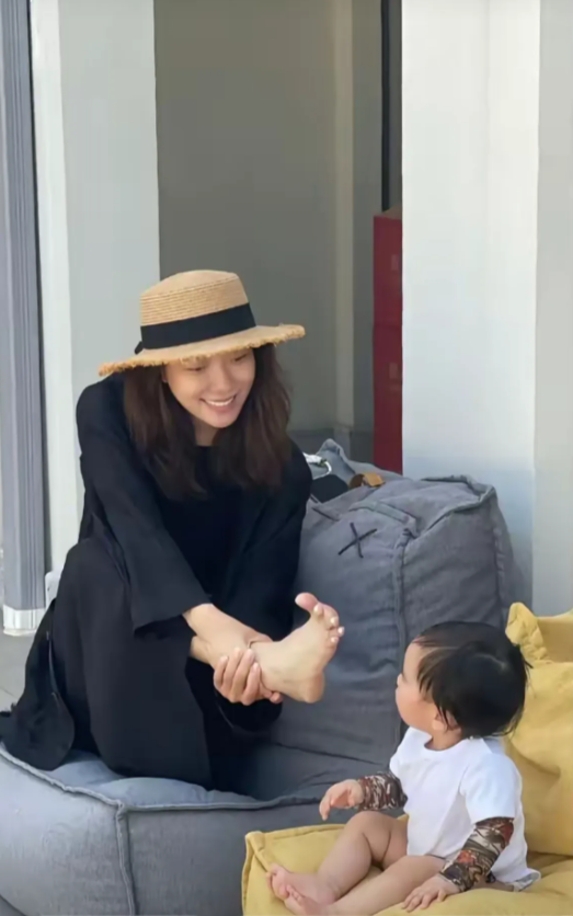 王珞丹，170cm，这脚丫太有型了，小孩是不是以为是挖掘机呢？