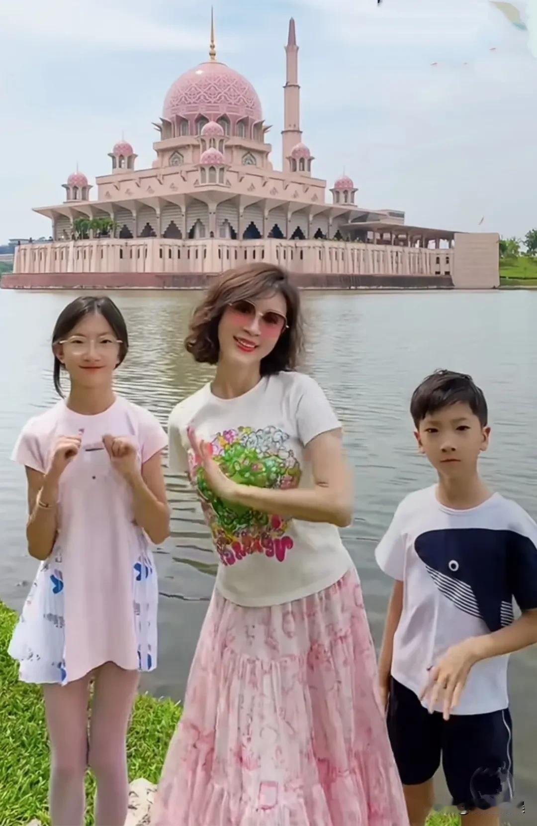 于冬于总的颜值基因还是太强大了，金巧巧那么好的基因，都没有扳回一局。金巧巧带着