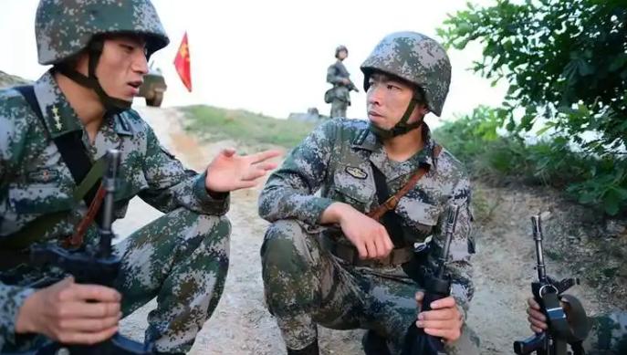 连长和指导员是首长吗？很多人误以为，只有上校及其以上的军官。才可以叫首长。其