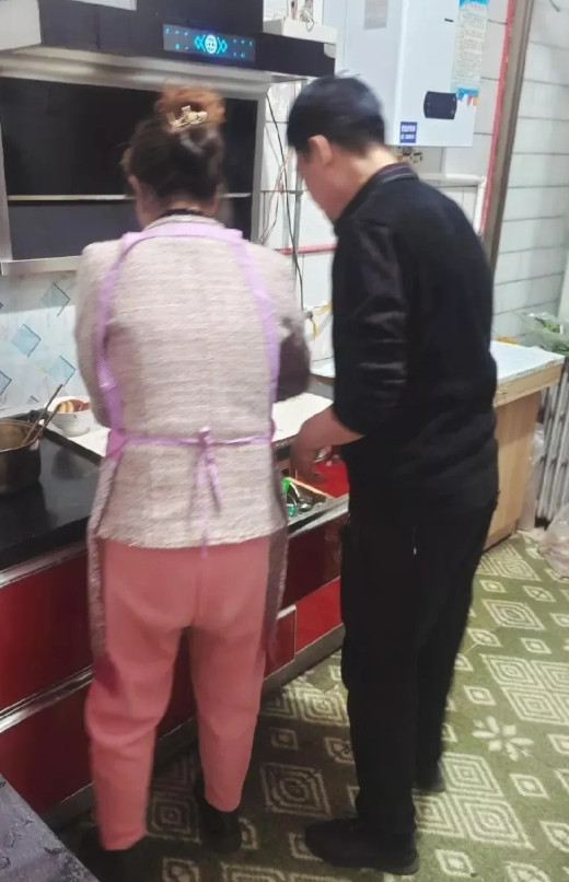 老婆说把她父母接过来养老，我没同意，他说不同意不是商量，只是通知我不同意就离婚，
