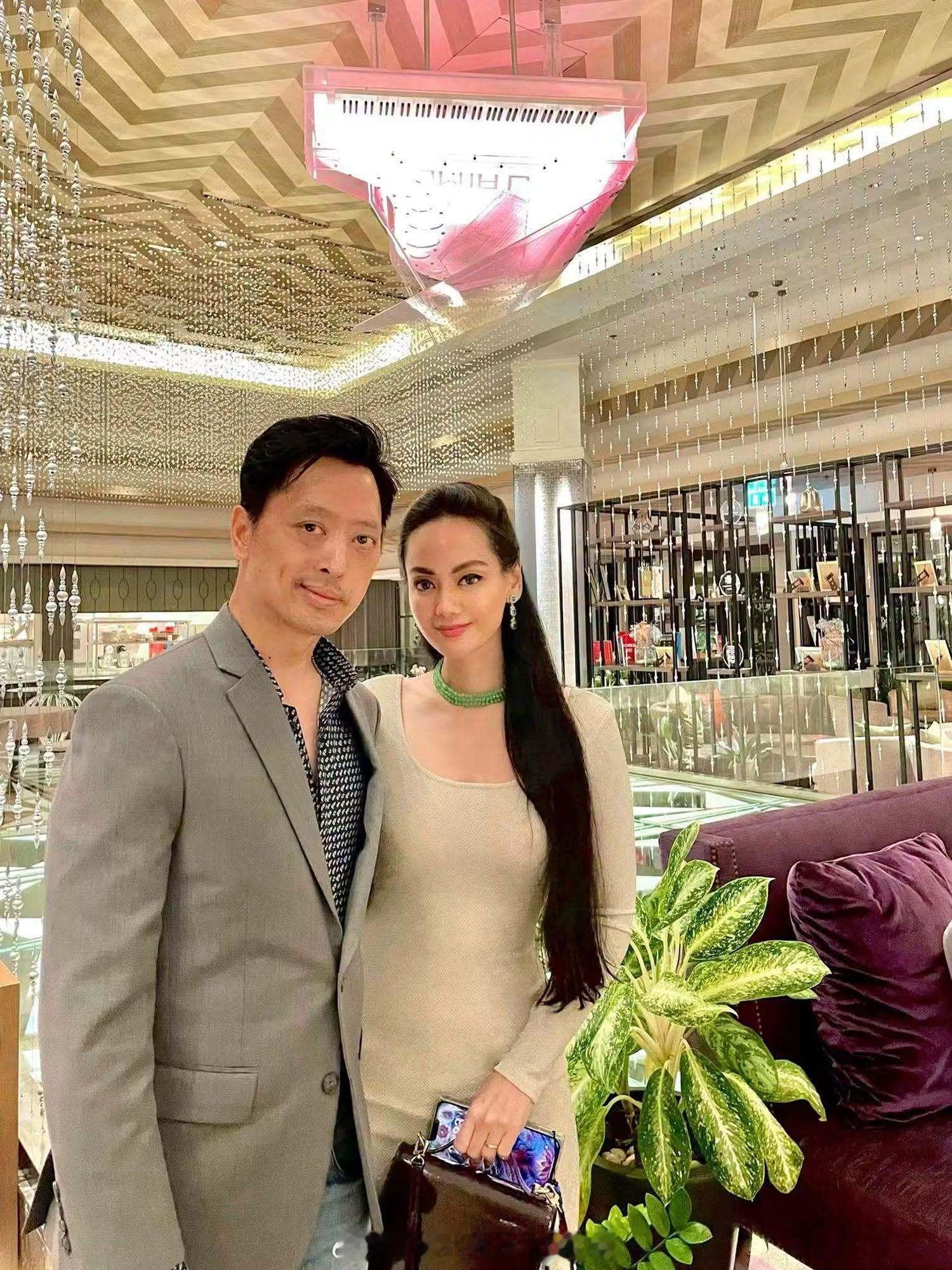 王室王室泰国王室小三和儿子镇宅三哥的女友努奇，这位突然出了风头据暹罗瓜路的说法
