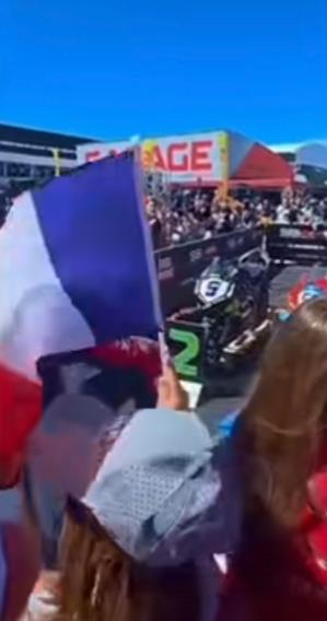 车手德比斯是懂得起的，在赛后和观众互动时，他硬是没接法国国旗，而是接了中国国旗。