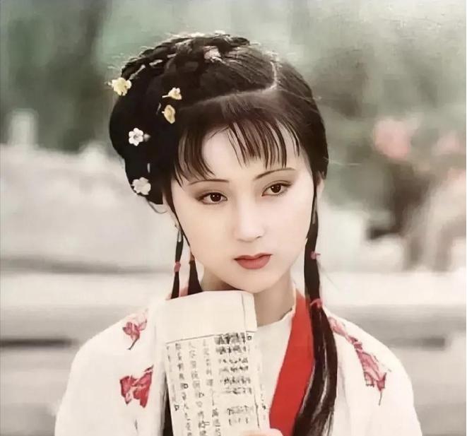 弥留之际的病房里，陈晓旭攥着手机的手在发抖。屏幕上跳动的名字，是她20年没再